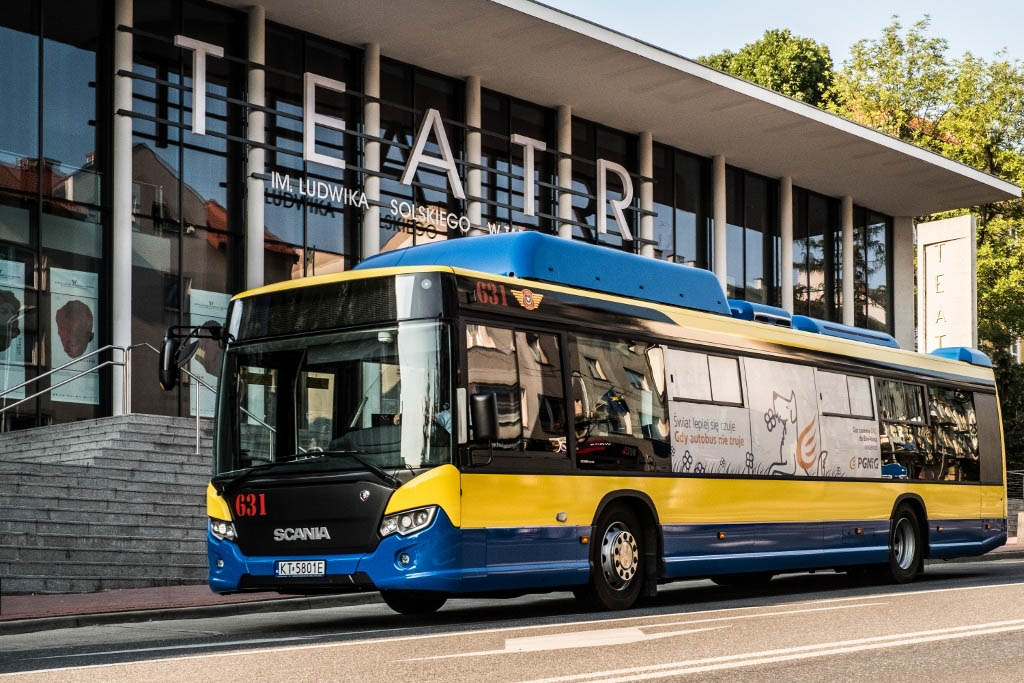 Autobus marki SCANIA Citywide LF CNG - na tle tarnowskiego teatru